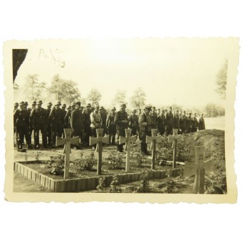 Wehrmacht soldiers burial ceremony at Eastern Front. Espenlaub militaria